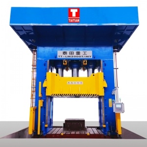 Hydraulisk press för kompositmaterial
